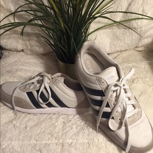 Adidas black and white woman’s sneakers